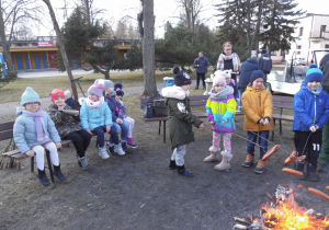 Krasnoludki na koniec ferii zostały zaproszone do Lewityna na ognisko z kiełbaskami. Dzieci bawiły się również na placu zabaw.